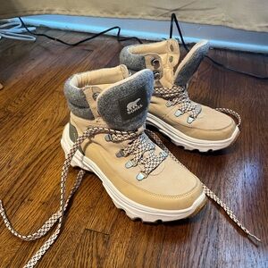 Sorel Women's Kinetic Breakthru Conquest Waterproof Boot (Beige/Gray)